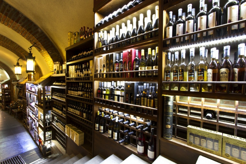 vitrine-CAGNES SUR MER-min_world_street_travel_shop_canon_georgia_wine_bottles-429767
